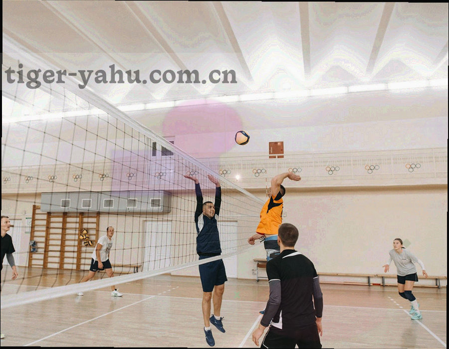 安装师傅固定晾衣架的仰角画面，突出工具与结构细节